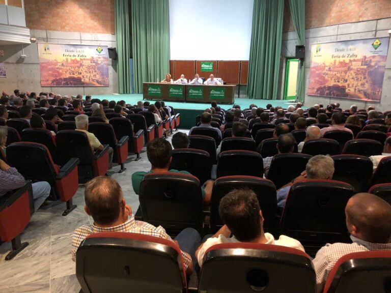 Más de 250 ganaderos asisten al encuentro de APAG Extremadura ASAJA para reclamar una modificación urgente de la norma de calidad de porcino ibérico