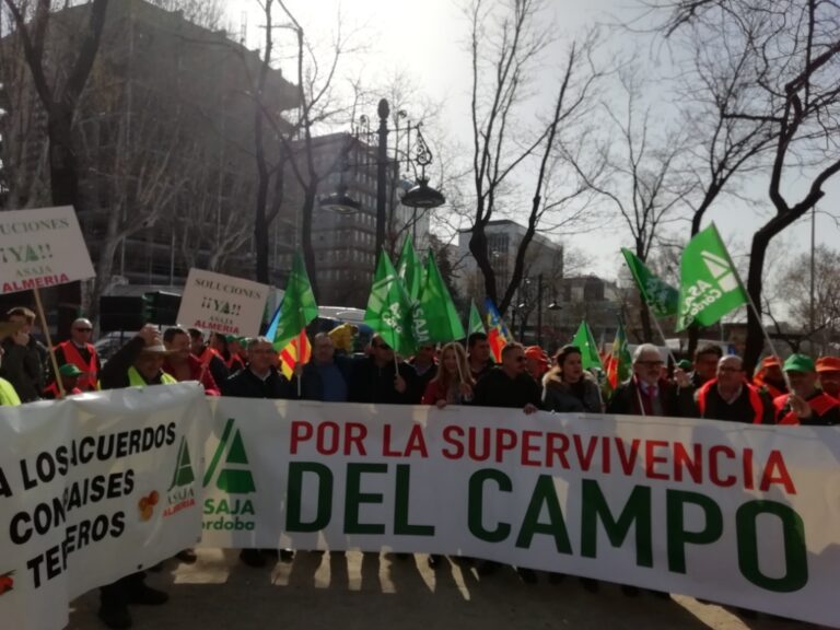 Más de 100 citricultores de Córdoba protestan ante la Comisión Europea por la situación de precios de los cítricos