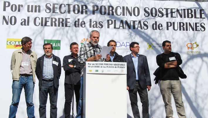 Más de 2.000 ganaderos de porcino se concentraron ayer frente al Ministerio de Industria para reclamar soluciones al Gobierno