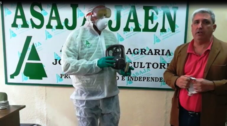 Centenares de agricultores se suman a la nueva movilización de tractores para desinfectar las calles