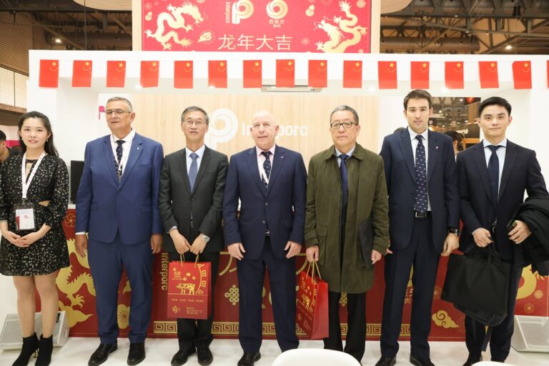 INTERPORC recibe al embajador chino en su estand de la feria Alimentaria
