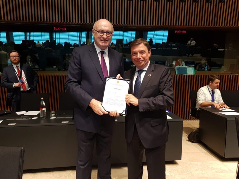 La Comisión Europea entrega a Luis Planas el reconocimiento como Denominación de Origen Protegida a 3 Vinos de Pago