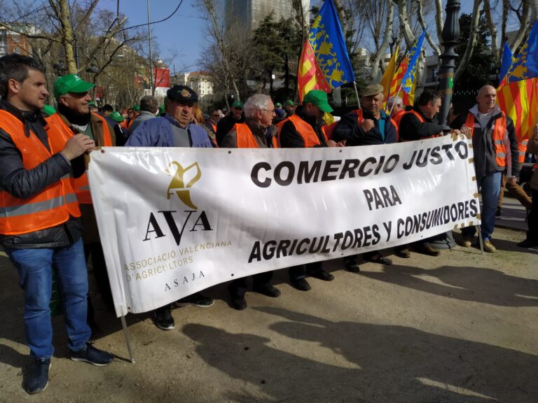 Asaja Valencia Los citricultores trasladan las protestas por la crisis citrícola ante la oficina de la Comisión Europea en Madrid