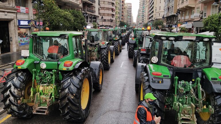 Cientos de tractores entrarán a Valencia hoy 22 de Febrero en la protesta del sector agrario