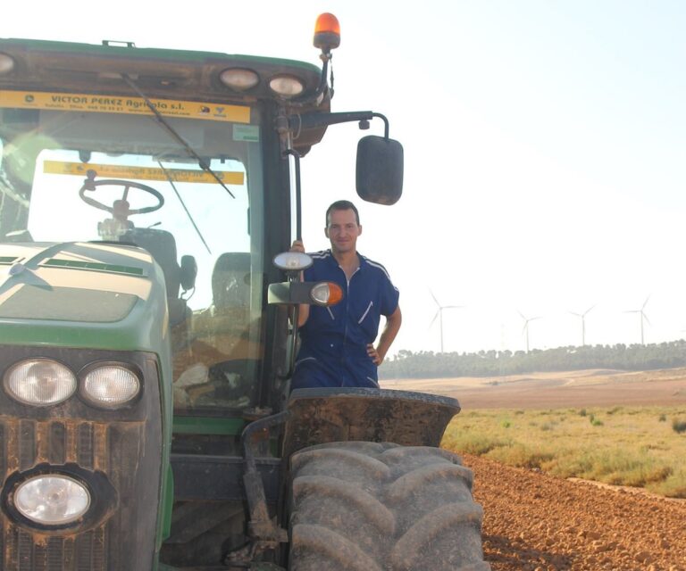 Agricultores de Asaja Navarra combatirán el coronavirus en Tudela fumigando esta noche las calles con sus tractores