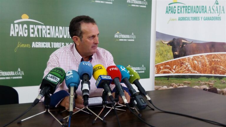 APAG Extremadura ASAJA exige a la Junta la quema controlada de rastrojos con un acto de protesta en la Feria de Zafra