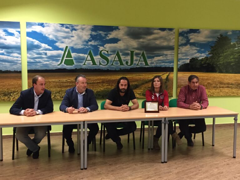 Asaja De Ávila entregó su insignia de oro a los ganaderos trashumantes
