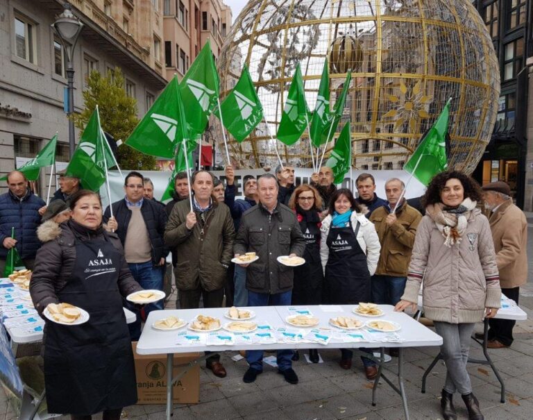 Acto reivindicativo de los ganaderos de ovino, que invitan a los ciudadanos comprar el buen queso de Castilla y León