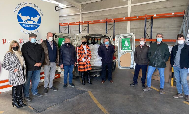 Asaja Albacete dona 1.500 kilos de legumbres al Banco de Alimentos de Albacete
