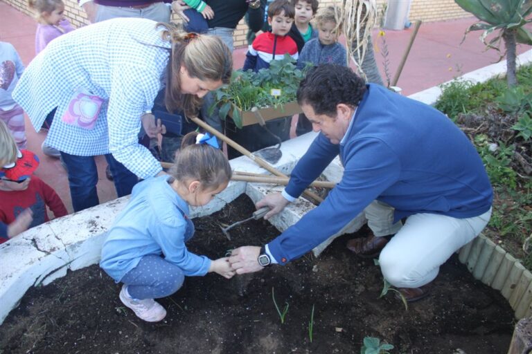 Los alumnos del colegio Benyamina de Torremolinos se convierten en agricultores por un día