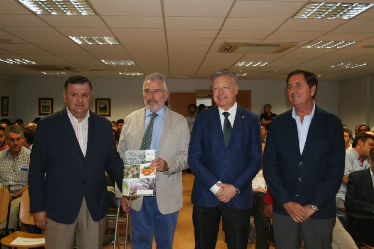 Más de 200 agricultores abordan el futuro del cultivo del almendro