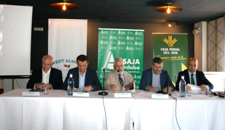 Más de 200 agricultores abordan la situación del mercado de la almendra