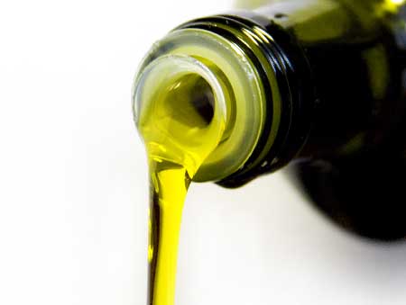 El Gobierno anuncia rebaja del IVA del aceite de oliva al 0% a partir de Julio