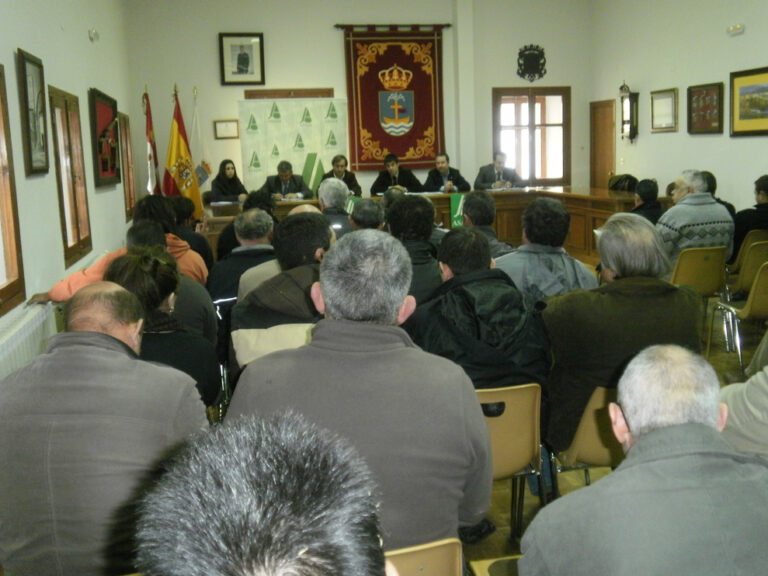 Cerca de un centenar de ganaderos se reúnen con el Director General de Producción Agropecuaria y Desarrollo Rural en El Barco de Ávila de la mano de ASAJA de Ávila
