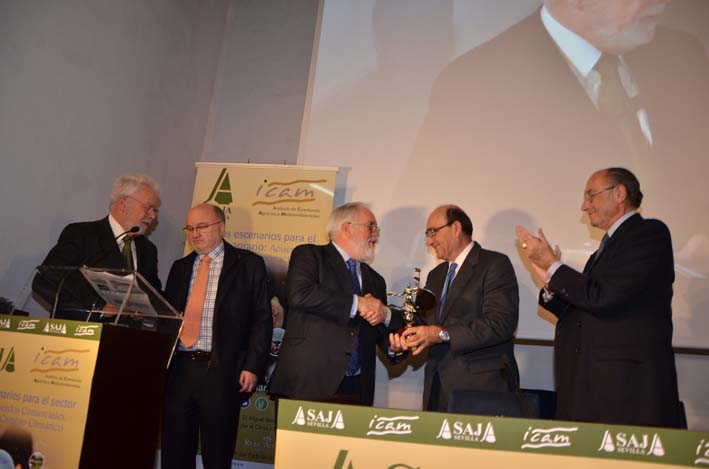 Arias Cañete, Premio ICAM 2015 por su labor en defensa del sector agrario en su última etapa como Ministro de Agricultura del Gobierno de España