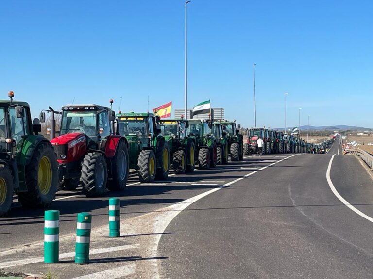 Más de un millar de tractores se movilizan “en defensa del campo extremeño”