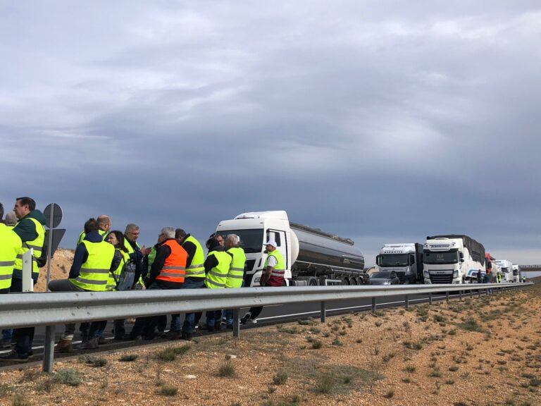 El clamor de los agricultores y ganaderos castellano-manchegos retumbará este jueves en el puerto de Valencia