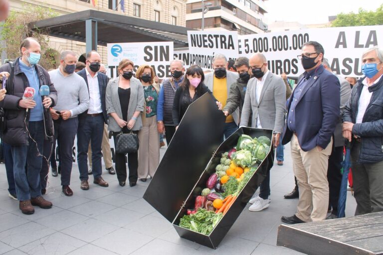 300 agricultores encienden en Alicante la mecha de la batería de protestas en defensa del Trasvase Tajo-Segura