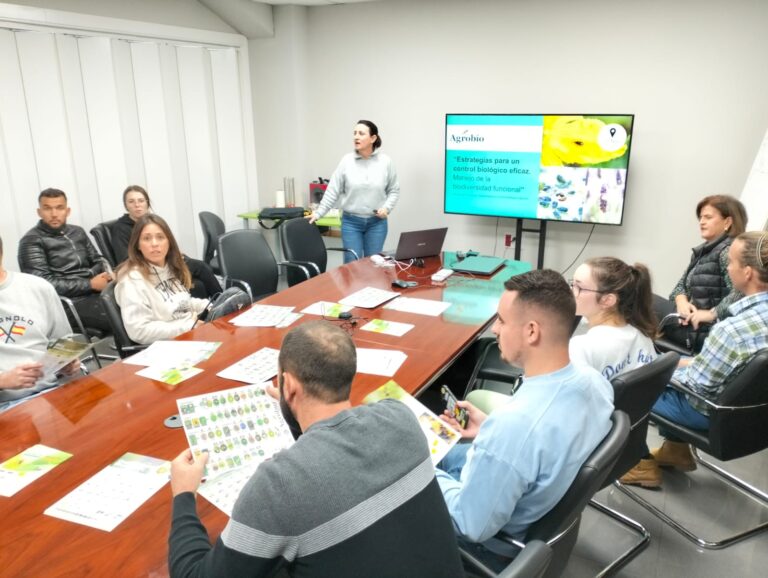 La sectorial de jóvenes de Asaja Almería visita las instalaciones de Agrobío