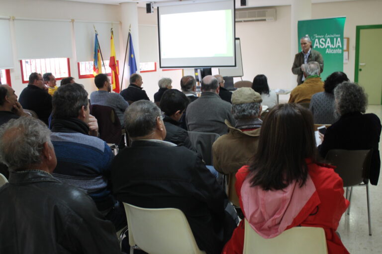 ASAJA Alicante reúne en Elche a medio centenar de ganaderos de la provincia para informarles sobre la PAC 2019 y evitar las incidencias que se dieron en 2018, por las que muchos se quedaron sin cobrar la totalidad de la ayuda