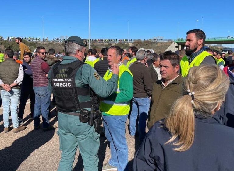 Metidieri: “no nos van a callar ni con la amenaza de sanciones económicas ni con palos”