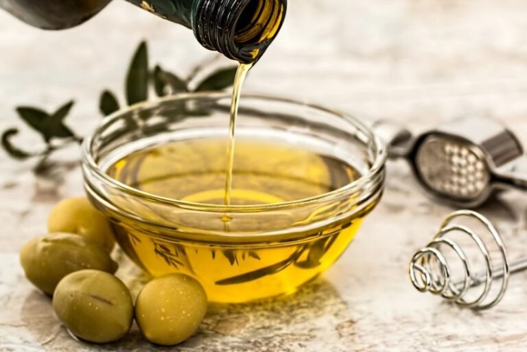 Gobierno y comunidades autónomas aprueban una guía para luchar contra el fraude en aceite y orujo de oliva