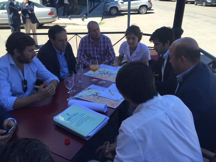 Representantes de ASAJA trasladan a la ministra de Agricultura que el futuro del Campo de Montiel pasa por el agua