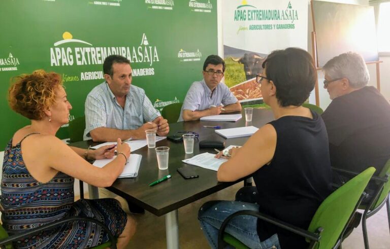 APAG Extremadura ASAJA reúne a OPAS representativas en el CAEX y cooperativas agroalimentarias para abordar los principales problemas que asolan el campo extremeño