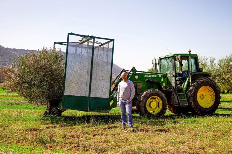 Un socio de APAG patenta una máquina para coger olivas