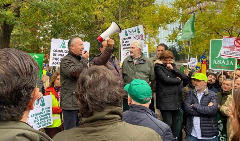 Castilla y León secunda la protesta de asaja a las puertas de La Comisión Europea por el ninguneo del sector agrario y ganadero en la nueva PAC