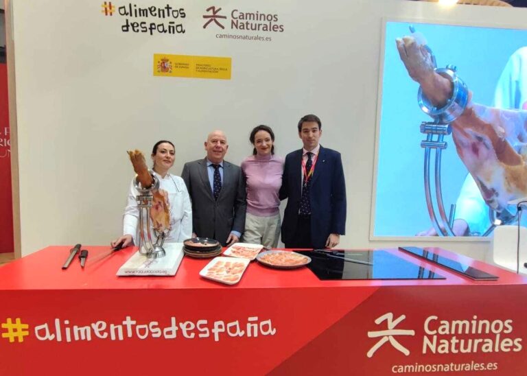 INTERPORC muestra a los visitantes de FITUR cómo cortar un jamón de capa blanca y sus propiedades nutricionales