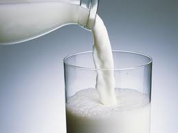 ASAJA Córdoba traslada a la Comisión Europea prácticas comerciales de banalización de la leche