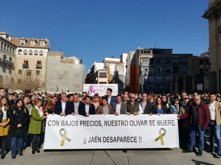 Los 97 municipios de la provincia de Jaén defendieron ayer en las calles su olivar