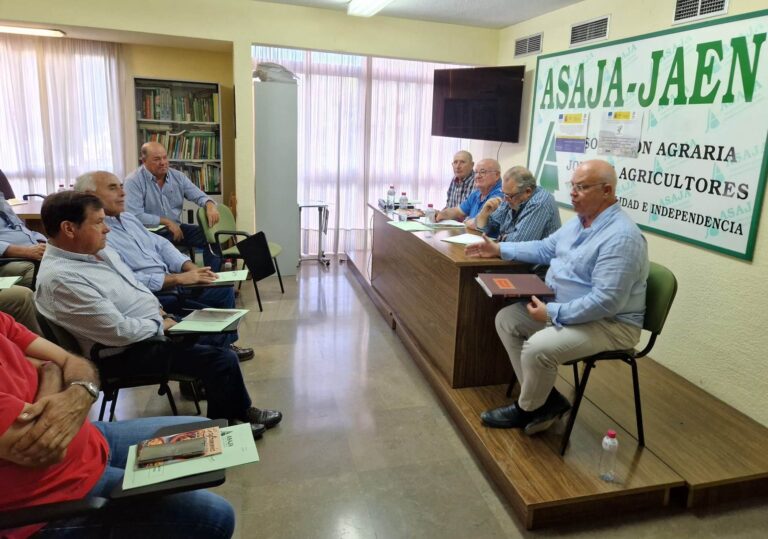 ASAJA-Jaén felicita a la consejera de Agricultura por su labor al frente de este organismo en los últimos cuatro años ASAJA-Jaén felicita a la consejera de Agricultura por su labor al frente de este organismo en los últimos cuatro años