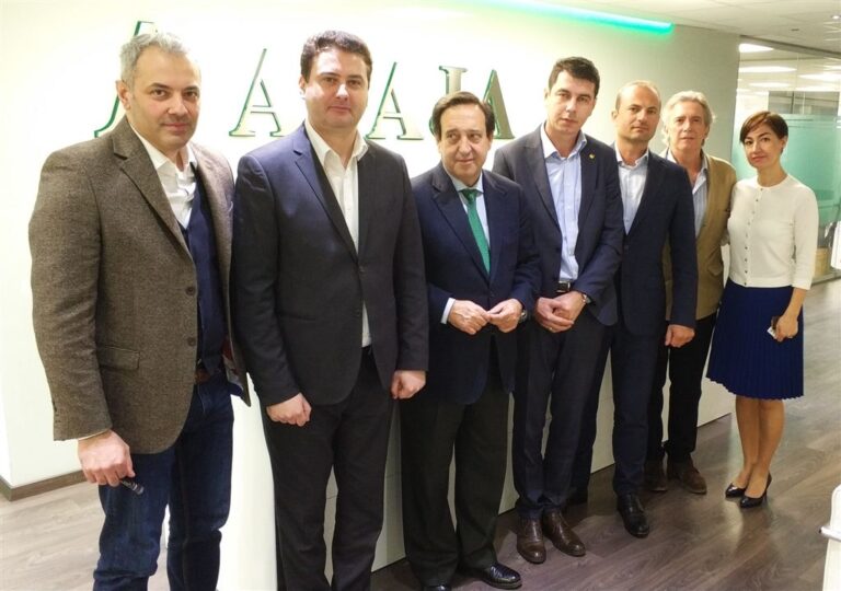 Asaja recibe a una delegación de agricultores de Rumania