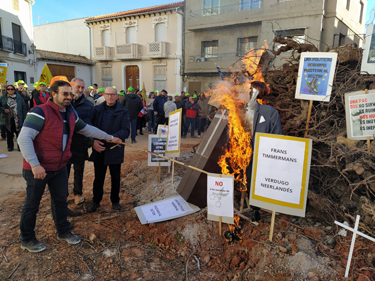 Cientos de agricultores arrancan las protestas con una ‘hoguera del vino’ en Utiel-Requena contra “el plan de Bruselas para matarnos”