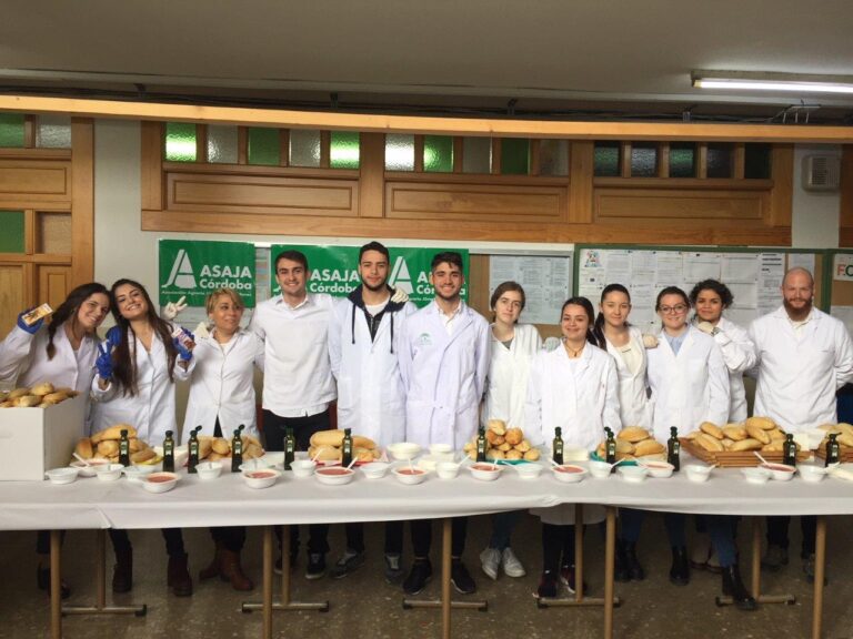 Asaja Córdoba promociona el consumo de aceite de oliva en los colegios y la universidad por el Día de Andalucía