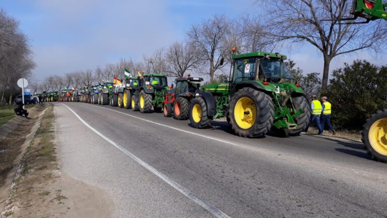 Sevilla: Las organizaciones convocantes califican de éxito absoluto las cuatro tractoradas que han bloqueado el acceso a la capital