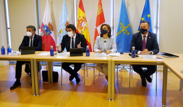 Castilla León, Cantabria, Asturias y Galicia anuncian medidas judiciales si el Gobierno  no cambia la decisión de incluir al lobo en el LESPRE