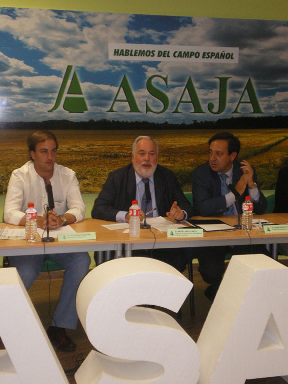 Cerca de un centenar de agricultores y ganaderos abulenses trasladan al ministro de Agricultura los problemas del sector