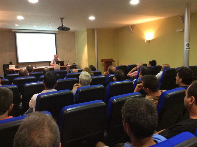 Más de cincuenta agricultores participaron en la jornada de gestión de purines organizada el miércoles por Asaja Huesca en Peralta De Alcofea