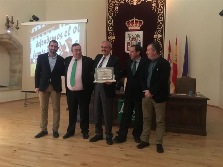 El secretario general de ASAJA Nacional Juan Sánchez- Brunete,  recogió el ‘Espiga 2017’, por toda una vida dedicada al sindicalismo agrario