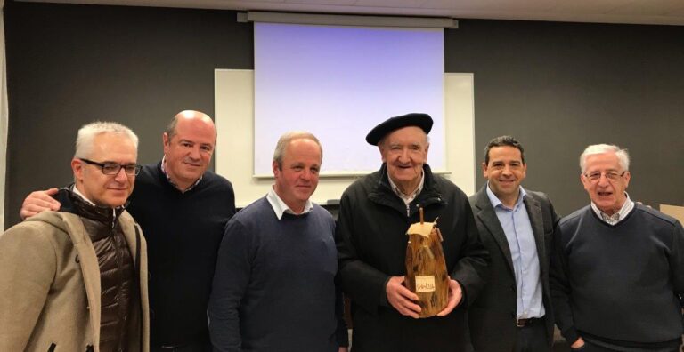 “Defendemos y practicamos una Agricultura Familiar que produce alimentos y madera al mismo tiempo que cuida nuestro entorno natural y vivos nuestros pueblos rurales