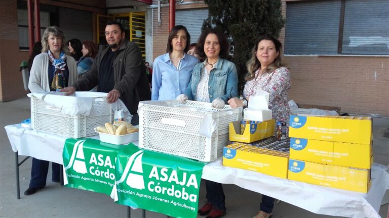 Asaja Córdoba promociona el consumo de aceite de oliva en los colegios y la universidad por el Día de Andalucía