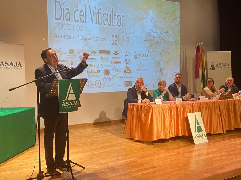 ASAJA premia a su presidente, Pedro Barato, con la ‘Venencia, Ciudad de Tomelloso’ por su trayectoria y defensa del sector vitivinícola