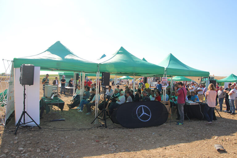 Mercedes Benz patrocinador del  “I Encuentro profesional sobre maquinaria e innovación Agro-Navarra”