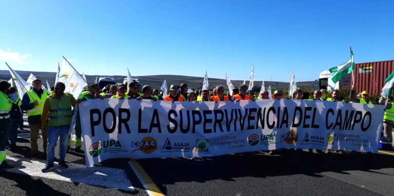 Tractorada por la supervicencia del campo en Lucena (Córdoba)