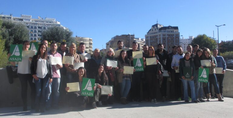 ASAJA  León ha entregado los diplomas a los alumnos del curso de incorporación de jóvenes a la empresa agraria
