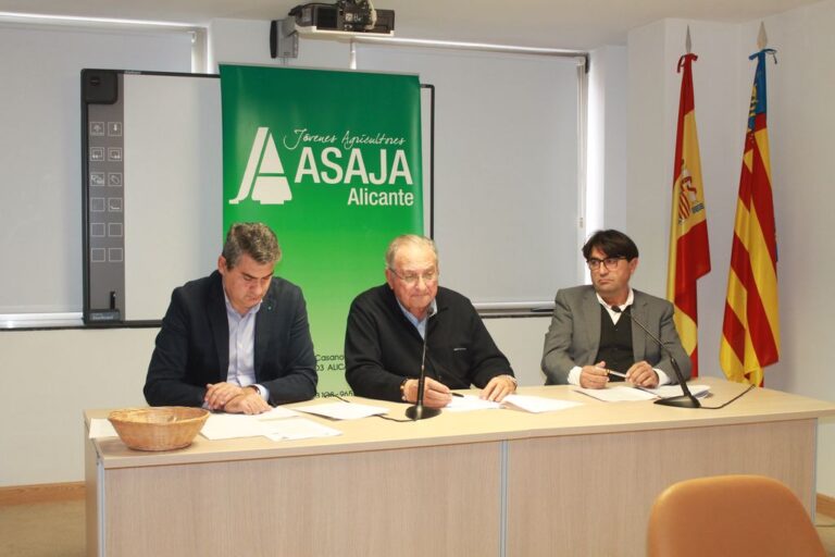 Asaja Alicante pide la dimisión de Teresa Ribera por el nuevo tijeretazo al trasvase, que aboca a la ruina a los agricultores en plena pandemia