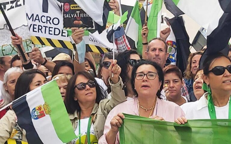 APAG Extremadura Asaja ha estado presente en la manifestación contra el macrovertedero a las puertas de la Asamblea